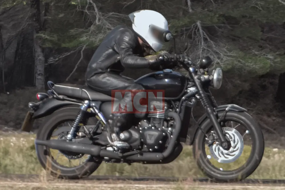 Triumph Bonneville 400: Novo modelo retrô é flagrado em testes