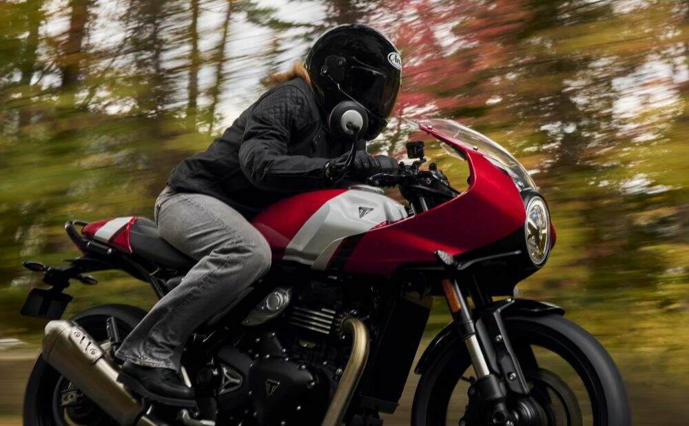 Triumph divulga preços das novas Tracker 400 e Thruxton 400 no mercado brasileiro